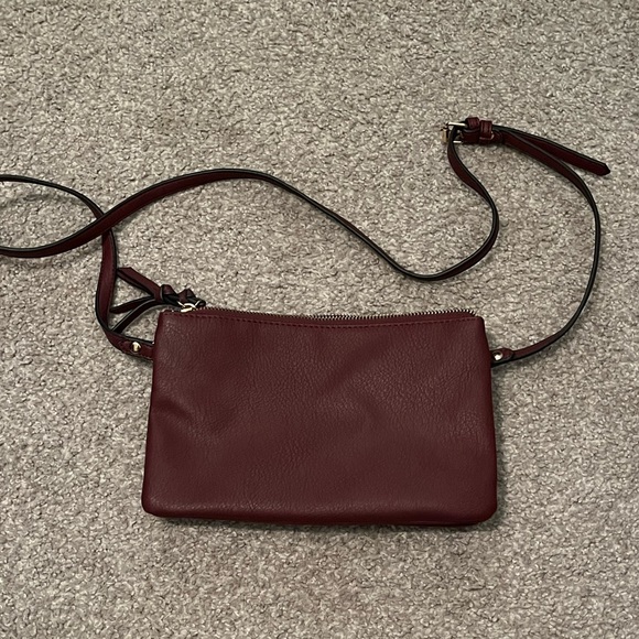 Wine colored crossbody purse. Circle design on outside. Good used condition - Picture 5 of 7